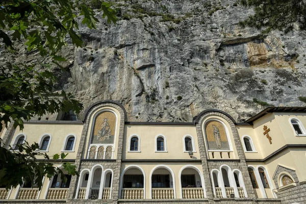 Monasterio Ostrog Monasterio Iglesia Ortodoxa Serbia Situado Contra Una Roca — Foto de Stock