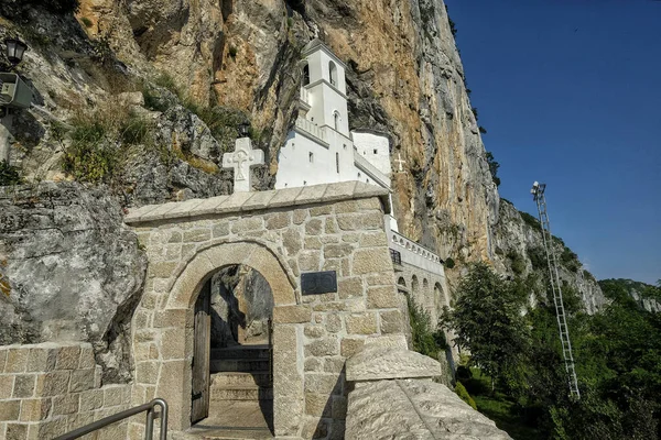 Ostrog Manastırı, Karadağ 'ın Ostroska Greda kentindeki Sırp Ortodoks Kilisesi' ne karşı dikilen bir manastır..