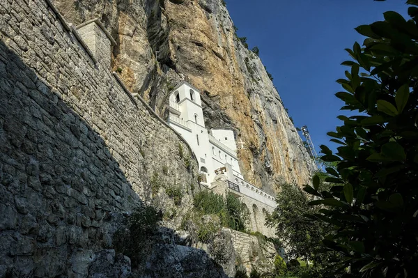 Monasterio Ostrog Monasterio Iglesia Ortodoxa Serbia Situado Contra Una Roca — Foto de Stock