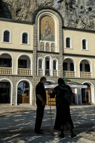 Ostrog Montenegro Junio 2019 Peregrinos Otros Visitantes Monasterio Ostrog Monasterio — Foto de Stock