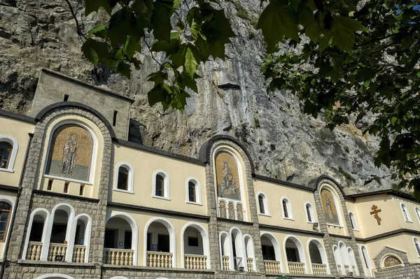 Monasterio Ostrog Monasterio Iglesia Ortodoxa Serbia Situado Contra Una Roca — Foto de Stock