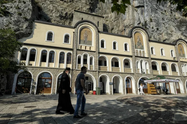 Ostrog Montenegro Junio 2019 Peregrinos Otros Visitantes Monasterio Ostrog Monasterio — Foto de Stock