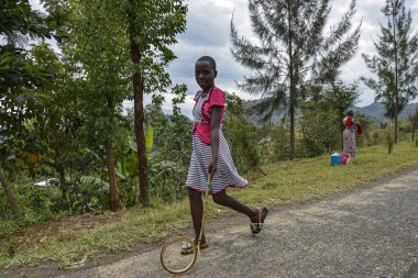 Kibogora, Ruanda - Eylül 2019: 13 Eylül 2019 'da Kibogora, Ruanda' da yol kenarında oynayan bir kız.