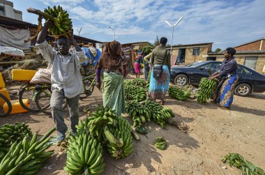 Huye, Ruanda - Eylül 2019: Huye pazarında 16 Eylül 2019 'da Huye, Ruanda' da muz satan insanlar.