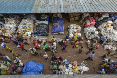Huye, Ruanda - Eylül 2019: Huye pazarında 16 Eylül 2019 'da Huye, Ruanda' da insanlar alım satım yapıyor..