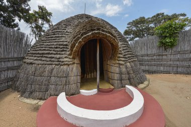 Rukari Antik Tarih Müzesi 'nde Rukari Kralı' nın Nyanza 'daki sarayının yeniden inşası. Ruanda