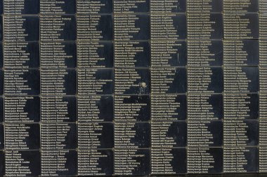 Kigali, Ruanda - Eylül 2019: 25 Eylül 2019 'da Kigali, Ruanda' da gerçekleşen Soykırım kurbanlarına Ulusal Anıt 'taki toplu mezarlardaki kurbanların isimleri.