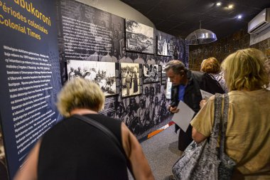 Kigali, Ruanda - Eylül 2019: Ulusal Anıt 'ı ziyaret eden turistler 25 Eylül 2019 tarihinde Kigali, Ruanda' da soykırım mağdurlarını ziyaret etti.