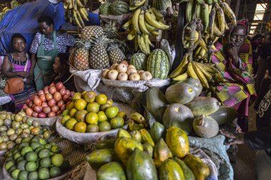 Kigali, Ruanda - Eylül 2019: 26 Eylül 2019 'da Kigali, Ruanda' da Kimironko pazarında meyve ve sebze satıcıları.