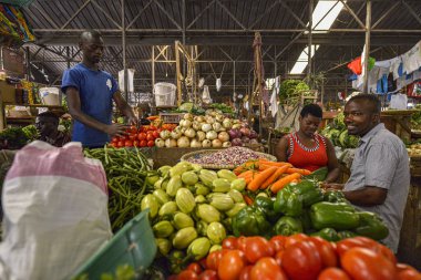 Kigali, Ruanda - Eylül 2019: 26 Eylül 2019 'da Kigali, Ruanda' da Kimironko pazarında meyve ve sebze satıcıları.