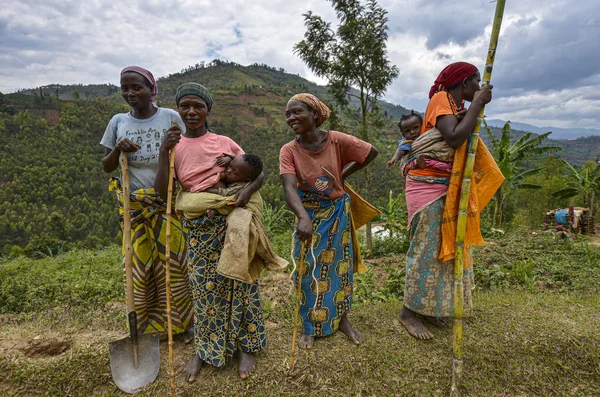 Tyazo, Ruanda - Eylül 2019: Kadınlar 13 Eylül 2019 'da Tyazo, Ruanda' da bahçede çalıştıktan sonra dinleniyorlar.