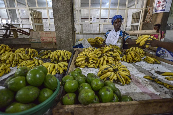 Huye Rwanda Wrzesień 2019 Ludzie Sprzedający Banany Targu Huye Września — Zdjęcie stockowe