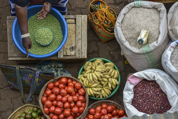 Markette meyve satan bir kadın Ruanda 'da Huye..