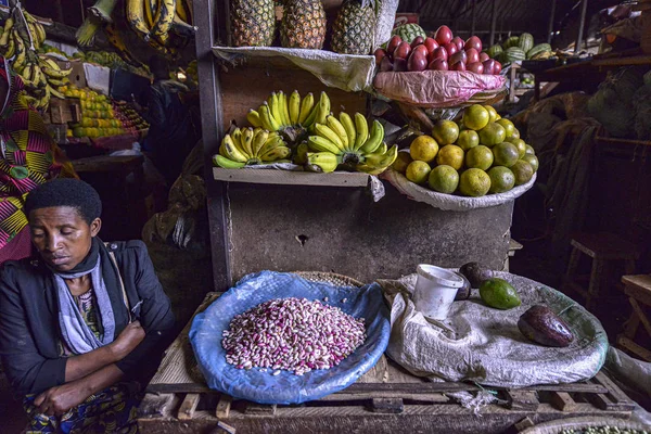 Kigali Rwanda September 2019 Försäljare Frukt Och Grönsaker Kimironkos Marknad — Stockfoto
