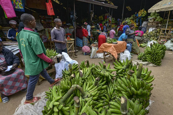 Kigali, Ruanda - Eylül 2019: 26 Eylül 2019 'da Kigali, Ruanda' da Kimironko pazarında meyve ve sebze satıcıları.