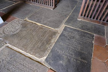 Galle, Sri Lanka - Ocak 2020: Galle, Sri Lanka 'da 14 Ocak 2020' de Galle Kalesi 'nde Hollanda Reform Kilisesi' nin mezartaşlarıyla birlikte.