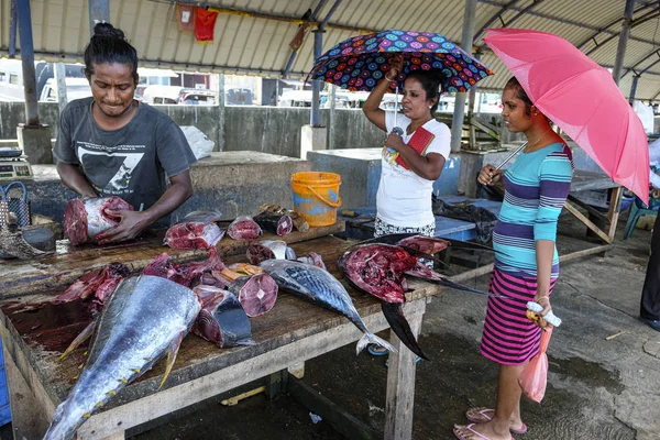 Negombo Sri Lanka Januar 2020 Ein Fischverkäufer Schneidet Thunfisch Auf — Stockfoto