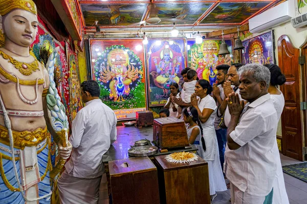 Kataragama Sri Lanka Janeiro 2020 Pessoas Rezando Santuário Hindu Maha — Fotografia de Stock