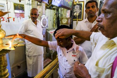 Kataragama, Sri Lanka - Ocak 2020: 18 Ocak 2020 'de Kataragama, Sri Lanka' da Maha Devale Hindu tapınağında bağışta bulunan insanlar.