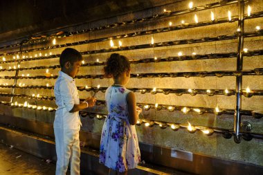Kataragama, Sri Lanka - Ocak 2020: İki çocuk 18 Ocak 2020 'de Kataragama, Sri Lanka' da Maha Devale Hindu tapınağında adak adadı..