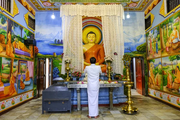 Kataragama Sri Lanka January 2020 Pilgrim Praying Maha Devale Hindu — Stock Photo, Image