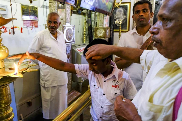 Kataragama Sri Lanka Janeiro 2020 Pessoas Fazendo Oferendas Santuário Hindu — Fotografia de Stock