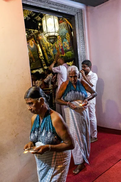 Kataragama Sri Lanka Janeiro 2020 Uma Mulher Fazendo Oferendas Santuário — Fotografia de Stock