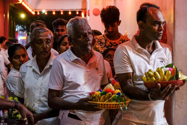 Kataragama Sri Lanka Janeiro 2020 Peregrinos Esperando Para Fazer Oferendas — Fotografia de Stock