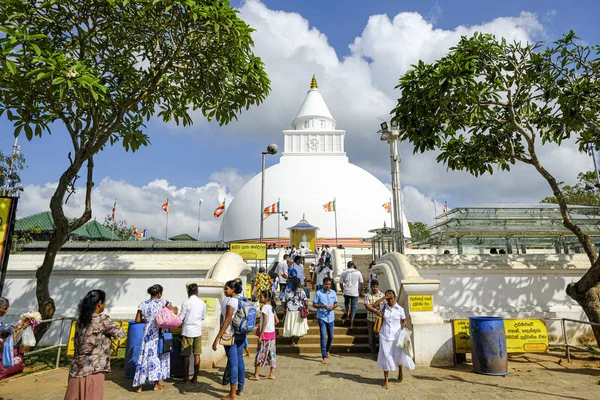 Kataragama Sri Lanka January 2020 Pilgrims Kirivehara Buddhist Stupa January — 스톡 사진