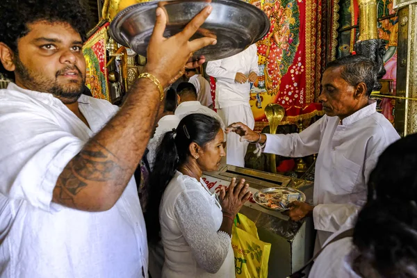 Kataragama Sri Lanka Janeiro 2020 Peregrinos Santuário Hindu Maha Devale — Fotografia de Stock