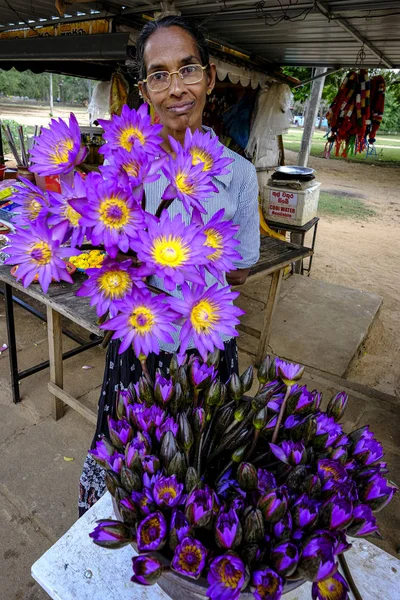 スリランカのカタラガマ 2020年1月 スリランカのカタラガマで2020年1月19日にキリヴェラ仏教ストゥーパで花の販売 — ストック写真