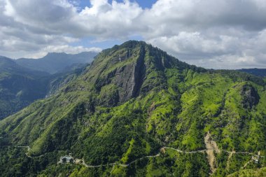 Ella, Sri Lanka 'daki Ella Kayası' nın hava panoramik görüntüsü.
