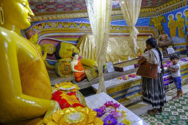 Kandy, Sri Lanka - Ocak 2020: 26 Ocak 2020 'de Sri Lanka' daki Natha Devale Tapınağı 'nda namaz kılan kadın.