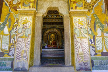 Kandy, Sri Lanka - Ocak 2020: Natha Devale Budist Tapınağı 'ndaki Buda heykeli 26 Ocak 2020, Kandy, Sri Lanka.