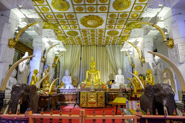 Kandy Sri Lanka Styczeń 2020 Posąg Buddy Świątyni Buddyjskiej Alut — Zdjęcie stockowe