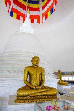 Kalutara, Sri Lanka - Ocak 2020: Kalutara Bodhiya 'daki Buda heykelleri, daha önce 30 Ocak 2020' de Kalutara, Sri Lanka 'da Gangathilaka Viharaya olarak biliniyordu..