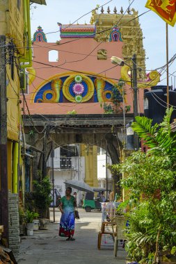 Colombo, Sri Lanka - Şubat 2020: 4 Şubat 2020 'de Sri Sivaraja Vinayagar Tapınağına giren bir kadın.