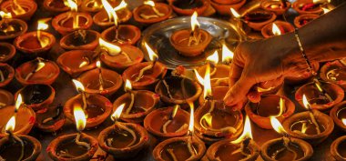 Kolombo, Sri Lanka 'daki Sri Siva Subramania Swami Kovil Tapınağında adak adamış bir kadın..