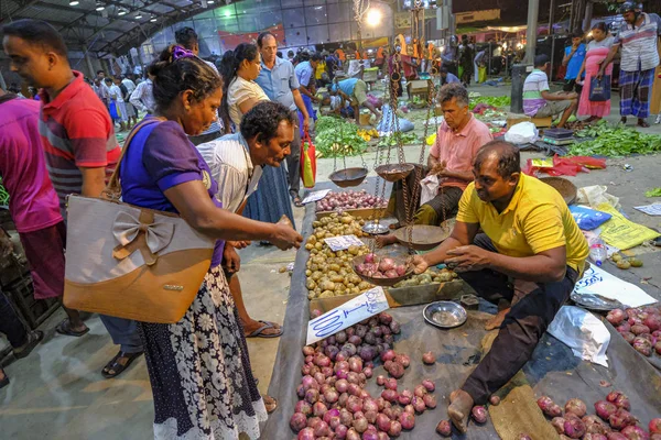 Kalutara Sri Lanka Styczeń 2020 Człowiek Sprzedający Cebulę Cotygodniowym Targu — Zdjęcie stockowe