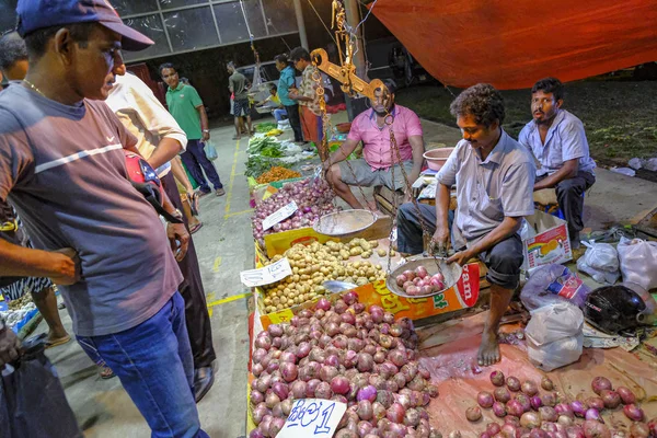 Kalutara Sri Lanka Enero 2020 Hombre Vendiendo Cebollas Mercado Semanal — Foto de Stock