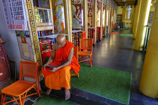 Colombo Sri Lanka Februari 2020 Boeddhistische Monnik Leest Een Tablet — Stockfoto