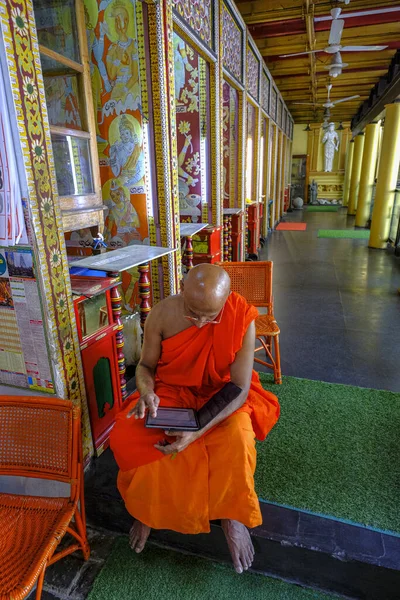 Colombo Sri Lanka Fevereiro 2020 Monge Budista Lendo Tablet Templo — Fotografia de Stock