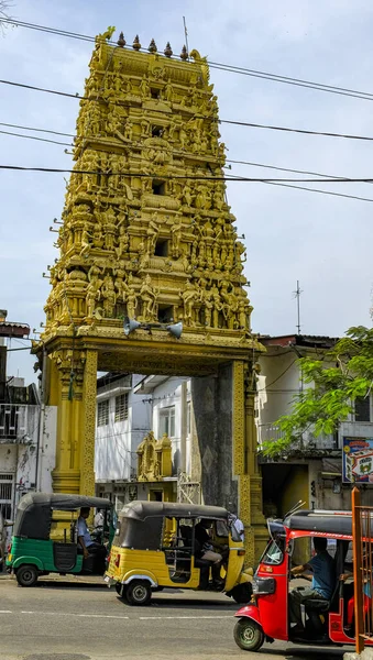 Colombo Sri Lanka Febrero 2020 Tuk Tuks Frente Del Templo — Foto de Stock