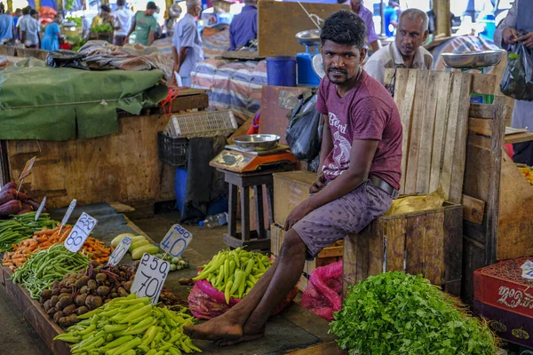 Colombo Sri Lanka Febrero 2020 Hombre Vendiendo Verduras Mercado Colombo —  Fotos de Stock