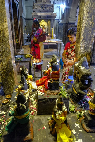 Colombo Sri Lanka Febrero 2020 Mujeres Haciendo Ofrendas Templo Sri —  Fotos de Stock