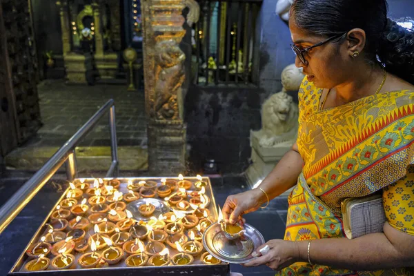 Colombo Sri Lanka Fevereiro 2020 Mulher Fazendo Oferendas Templo Subramania — Fotografia de Stock