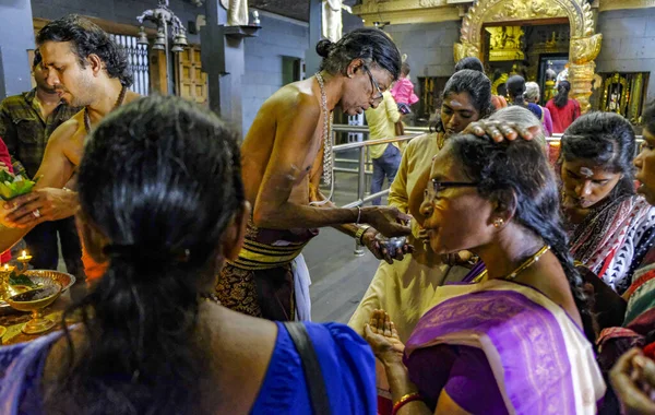 Colombo Sri Lanka Fevereiro 2020 Pessoas Fazendo Oferendas Templo Swami — Fotografia de Stock