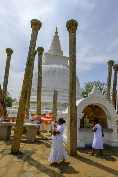 Anuradhapura Sri Lanka February 2020 Women Praying Buddhist Stupa Thuparama — 스톡 사진