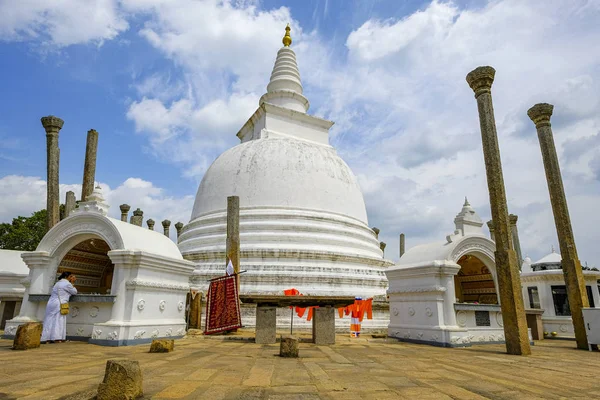 Anuradhapura Sri Lanka Febrero 2020 Una Mujer Rezando Estupa Budista — Foto de Stock