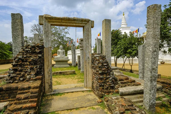 Anuradhapura Sri Lanka Febrero 2020 Estatua Buda Estupa Budista Thuparama — Foto de Stock